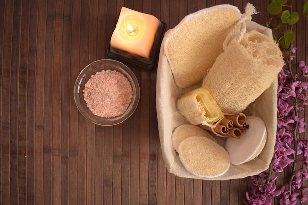 Natuurlijke exfoliërende Luffa spongehimalayan zout persoonlijke hygiëne accessoires op houten achtergrond