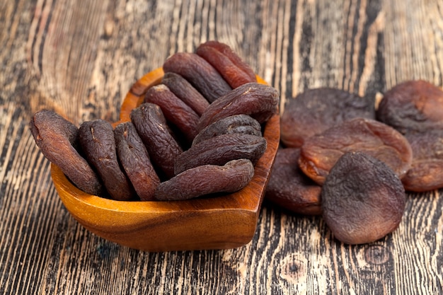 Natuurlijke gedroogde abrikozen in het zonlicht, natuurlijke donkergekleurde snoepjes gemaakt van abrikozenfruit