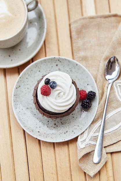 Natuurlijke gluten- en suikervrije bessen malse cupcake en kopje koffie Gezellig ontbijten op het terras