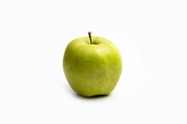 Natuurlijke groene appel geïsoleerd op een witte achtergrond