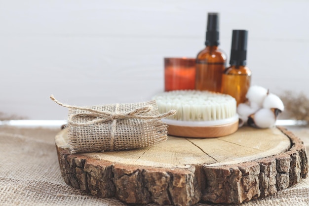 Natuurlijke handgemaakte zeep en massageborstel met oliën op een houten achtergrond SPA relax concept