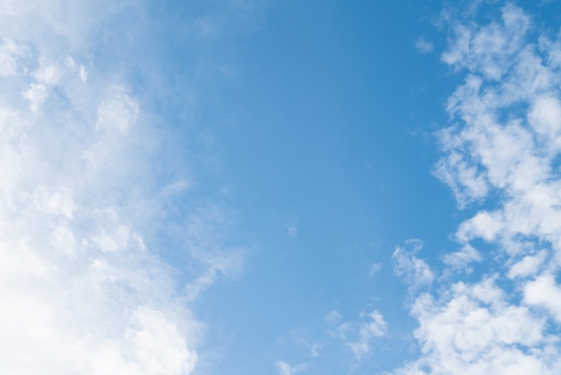 Natuurlijke heldere blauwe lucht met wat wolken voor achtergrond of achtergrond vrijheidsconcept