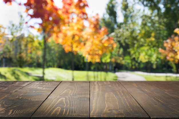 Natuurlijke herfstsamenvatting met houten tafelblad voor weergave van uw product.