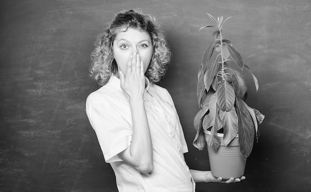 Natuurlijke historie school natuurstudie verrast student meisje met plant bij schoolbord leraar vrouw in glazen bij biologie les milieu-educatie boom der kennis school leren ecologie