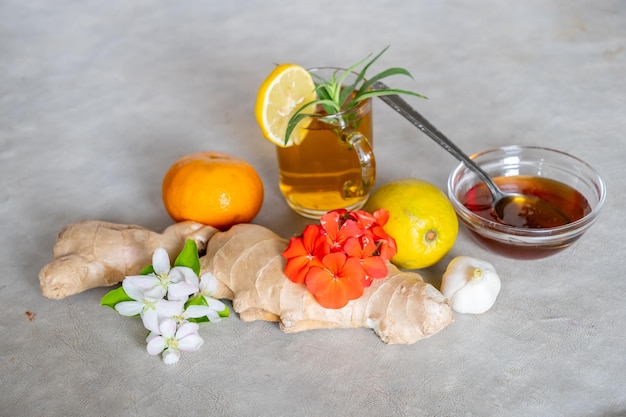 Natuurlijke honing met rozen en citrus