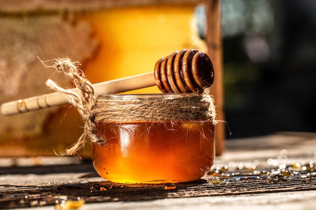 Natuurlijke honingkam en een glazen pot op houten tafel Honing achtergrond bijenproducten door organische natuurlijke ingrediënten concept close-up