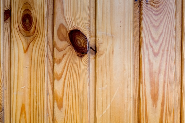 natuurlijke houten planken op hetzelfde oppervlak met elementen van knopen