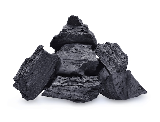 Natuurlijke houtskool geïsoleerd op wit, traditionele houtskool of hardhoutskool