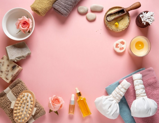 Natuurlijke huidverzorging cosmetische producten op roze pastel achtergrond.