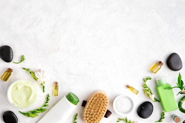 Foto natuurlijke huidverzorging en spa cosmetische producten op witte marmeren tafel, plat lag