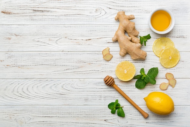 Natuurlijke huismiddeltjes tegen verkoudheid en griep Natuurlijke ingrediënten voor immuniteitsstimulatie en bescherming tegen virussen bovenaanzicht plat leggen