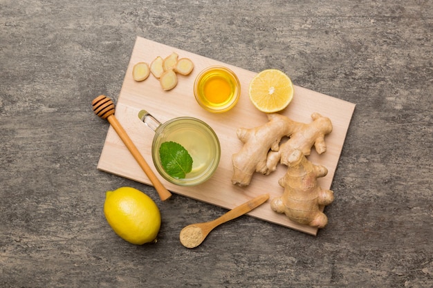 Natuurlijke huismiddeltjes tegen verkoudheid en griep Natuurlijke ingrediënten voor stimulatie van de immuniteit en bescherming tegen virussen bovenaanzicht plat leggen