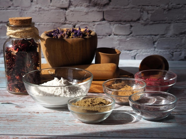 Foto natuurlijke ingrediënten voor het maken van een zelfgemaakt masker of ubtan