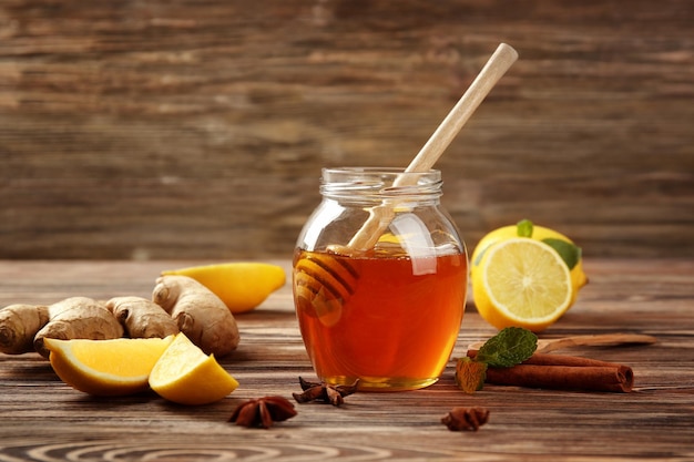 Natuurlijke ingrediënten voor hoestmiddel op houten tafel