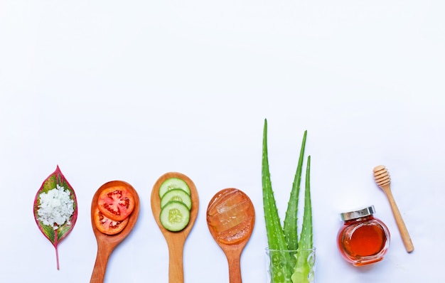 Natuurlijke ingrediënten voor zelfgemaakte huidverzorging op wit.