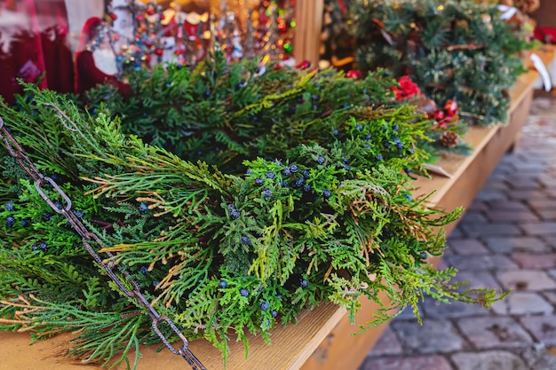 Natuurlijke jeneverbes krans op teller tijdens de traditionele kerstmarkt in de straat van Tallinn