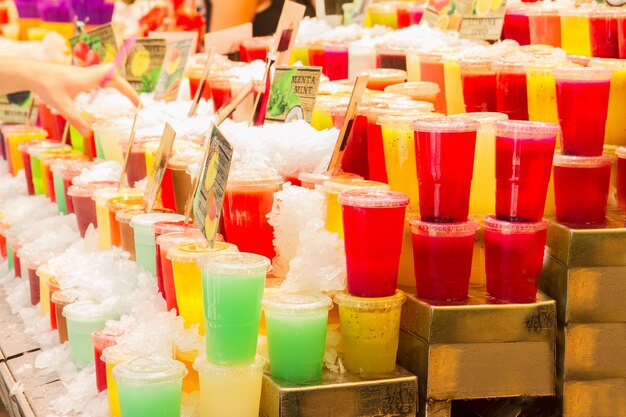 Natuurlijke jus op de markt van la boqueria, barcelona, spanje