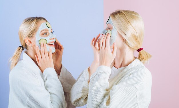 Natuurlijke klei gezichtsmasker meisjes vrienden zussen of moeder en dochter chillen maken van klei gezichtsmasker