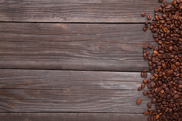 Natuurlijke koffiebonen op grijze houten achtergrond