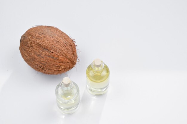 Natuurlijke kokosolie in flessen op witte achtergrond