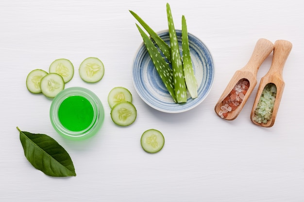 Natuurlijke kruiden huidverzorging ingrediënten en gezichtsbehandeling voorbereiding achtergrond.