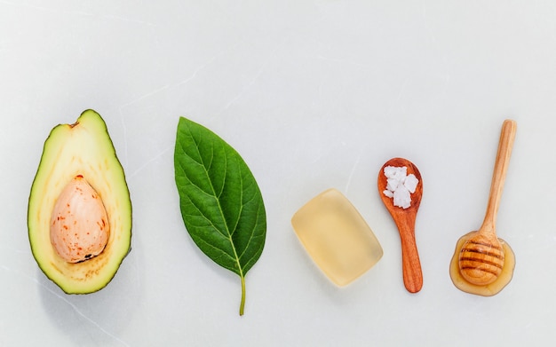 Natuurlijke kruiden huidverzorging ingrediënten en gezichtsbehandeling voorbereiding achtergrond.