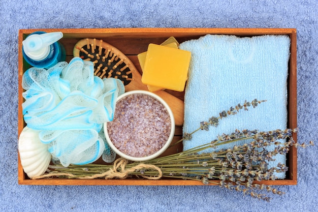 Natuurlijke kruiden spa cosmetica met lavendel extract - zeep, zout, handdoek, massageborstel, washandje