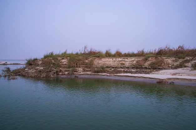Natuurlijke landschapsmening Kust van de Padma-rivier met zandduinen en gras