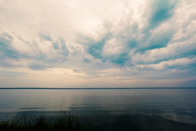 Natuurlijke landschapsrivier en mooie hemel met wolken