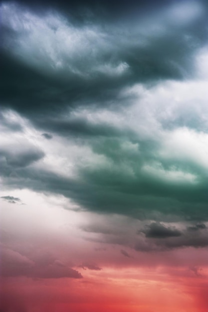 Natuurlijke luchtsamenstelling. Donkere onheilspellende kleurrijke onweersregenwolken. Dramatische lucht. Bewolkt stormachtig wolkenlandschap. Onweersbui. Element van apocalypsontwerp. afgezwakt.