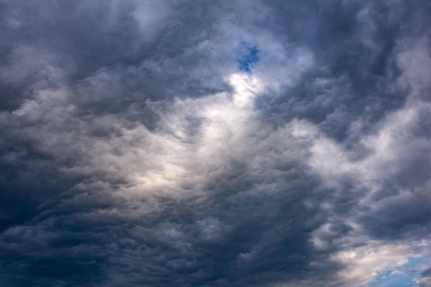 Natuurlijke luchtsamenstelling. Donkere onheilspellende kleurrijke onweersregenwolken. Dramatische lucht. Bewolkt stormachtig wolkenlandschap. Onweersbui. Element van apocalypsontwerp. afgezwakt.