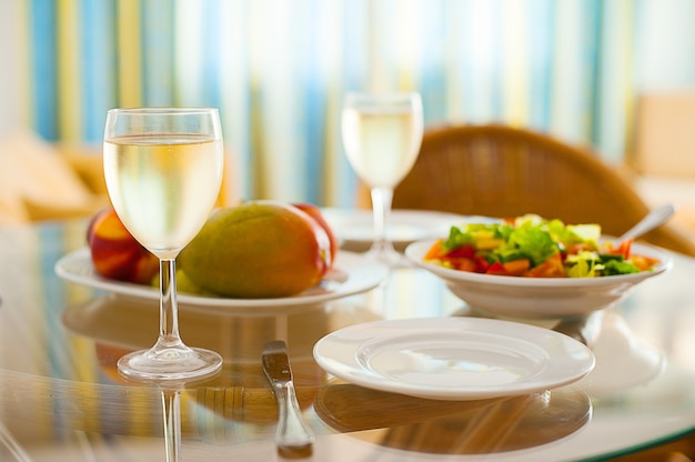 Natuurlijke lunch met gezond voedsel met een glas wijn