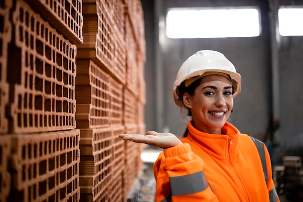 Natuurlijke materialen gebruiken om energiezuinige bakstenen voor de bouwsector te maken