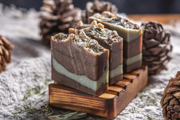 Foto natuurlijke naaldbomen handgemaakte zeep op een houten stand omringd door kegels en naalden