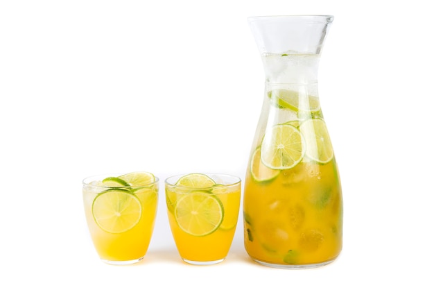 Natuurlijke oranje limonade met citrus en munt op witruimte. Detoxdrank voor een gezonde levensstijl.