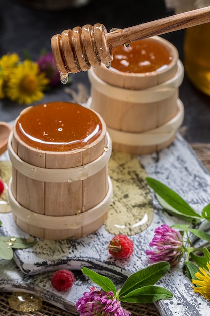 Natuurlijke organische honing op een houten tafel