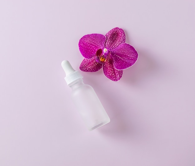 Natuurlijke organische huidverzorging lotion met bloem plat leggen overhead samenstelling