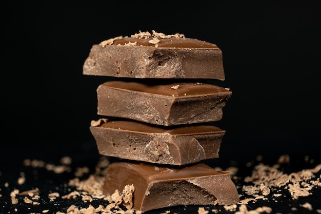 Natuurlijke organische veganistische lactosevrije koolhydraatarme glutenvrije chocolade zwarte achtergrond