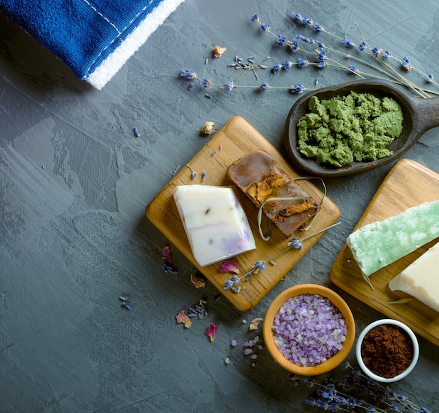 Natuurlijke organische zeep, lavendelzout, gezichtsscrub op een houten plank, cosmetische behandelingsartikelen voor bad en spa.