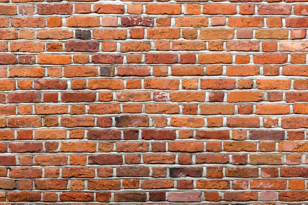 Natuurlijke oude vintage verweerde roodbruine stevige bakstenen muur.