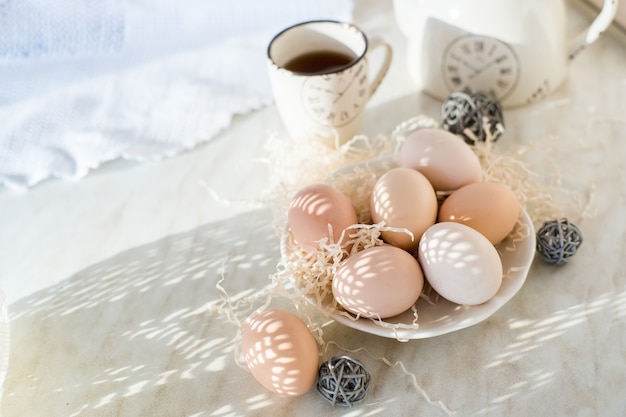 Natuurlijke paaseieren op tafel op de boerderij Easter Farm products Ecovriendelijke producten