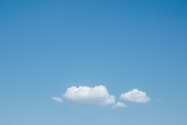 Natuurlijke pluizige witte wolken op de blauwe ruimte van het hemelexemplaar