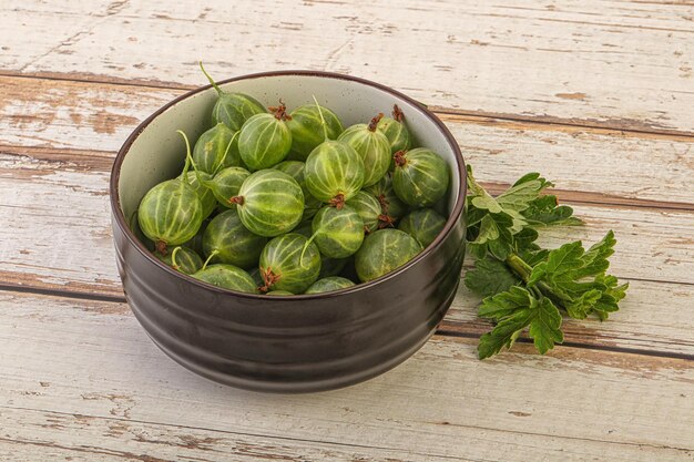 Natuurlijke rijpe kruisbessenhoop in de schaal