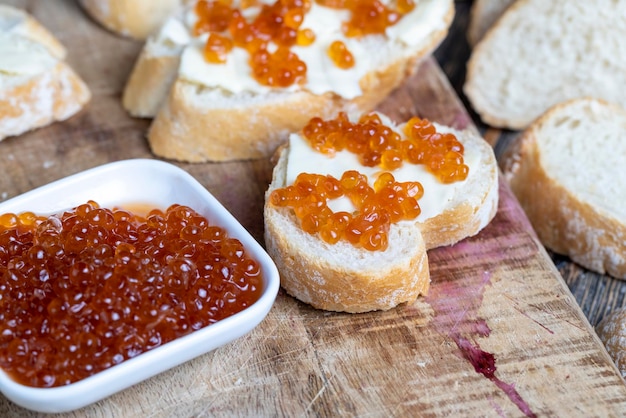 Foto natuurlijke rode zalm kaviaar met stokbrood en boter broodjes maken snacks van rode kaviaar stokbrood en boter