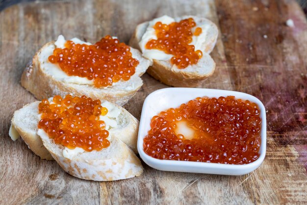 Natuurlijke rode zalm kaviaar met stokbrood en boter