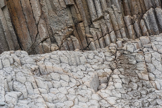 Natuurlijke rotsachtergrond vulkanisch zuilvormig verbonden basalt