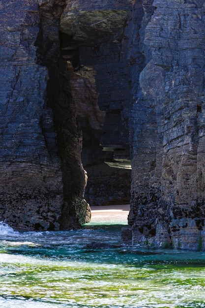 Natuurlijke rotsbogen op het strand van de kathedralen bij eb (Cantabrische kust, Lugo, Galicië, Spanje).