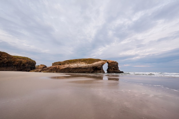 Natuurlijke rotsboog in strand van kathedralen in lugo, galicië, spanje.