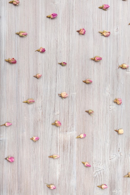 Natuurlijke roze roze bloemknoppen op houten oppervlak