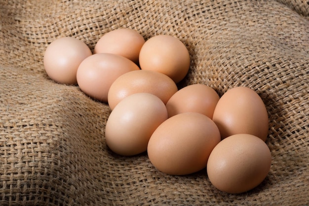 Natuurlijke ruwe eieren op een zak Ruwe producten